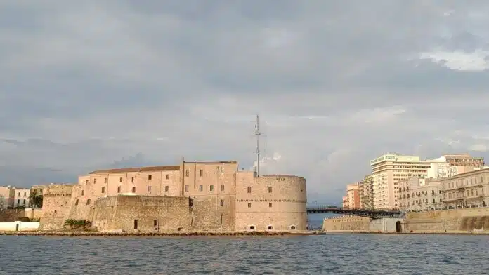 Foto del Castello Aragonese e del ponte girevole Taranto