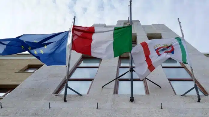 Foto delle bandiere a mezz'asta Regione Puglia