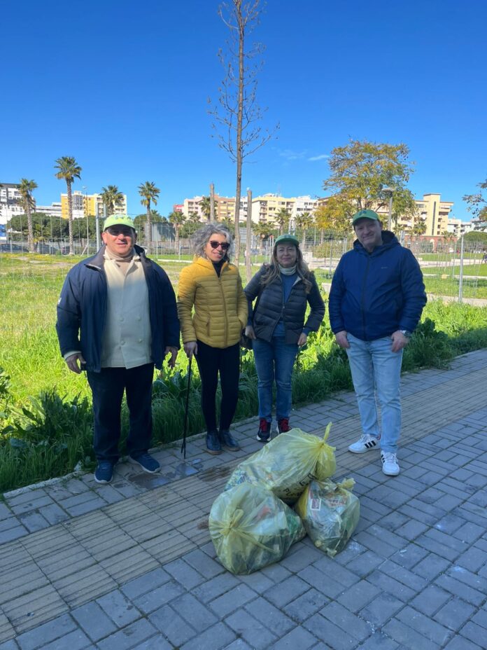 Foto dell'intervento dei volontari de La Via della Felicità che hanno ripulito il Parco dell'Umanità di Barletta